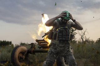 Un soldat ukrainien tire sur l'armée russe près de la ville dévastée de Bakhmout.